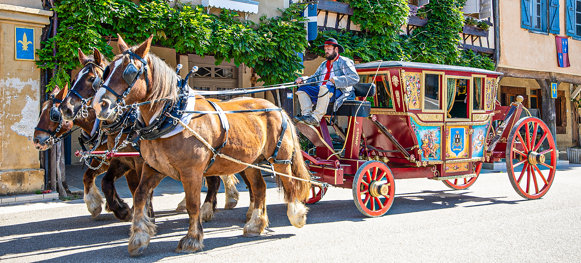 0 Arrivée du carrose sur la place de Lupiac 1bis 140525.jpg