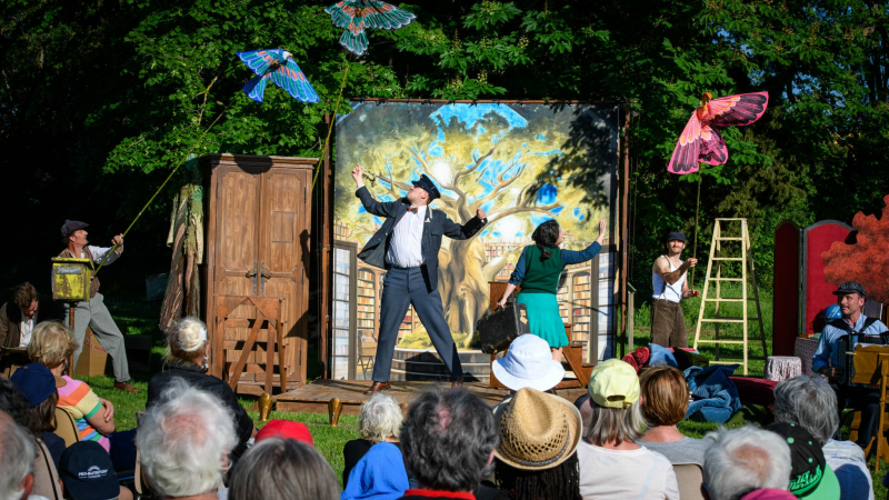 Papageno "La flûte enchantée", de l'opéra  sur la place du village !