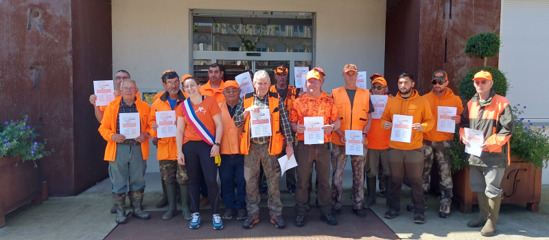 La société de chasse a présenté le manifeste pour la chasse à la mairie