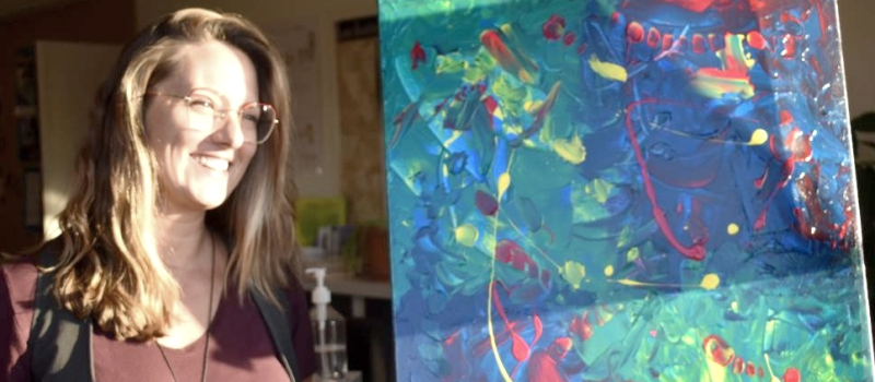 Portrait d'artiste : une quête intuitive de couleurs et de formes