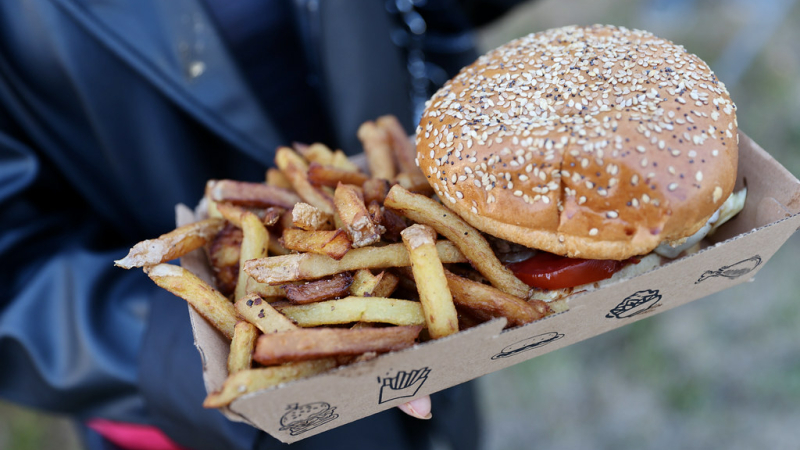 Recherche food truck spécialisé dans les hamburgers frites.