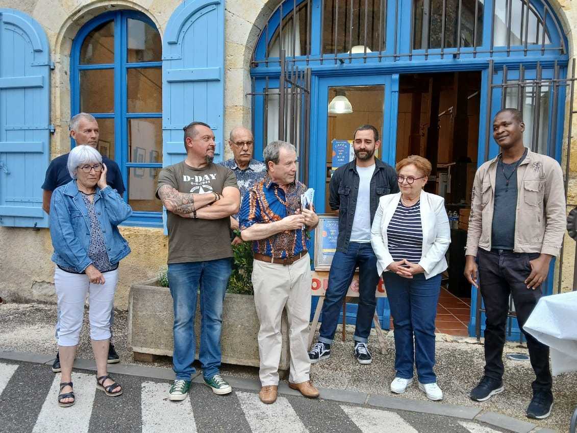 Les artistes et le maire, Marie-Thérèse Broca-Lannaud, le president de la Cavéa, Jean-Pierre Puyal, les Conseillers municipaux, Michel Novarini, Béatrice Brettes-Garcia et Bernard Lapeyre.