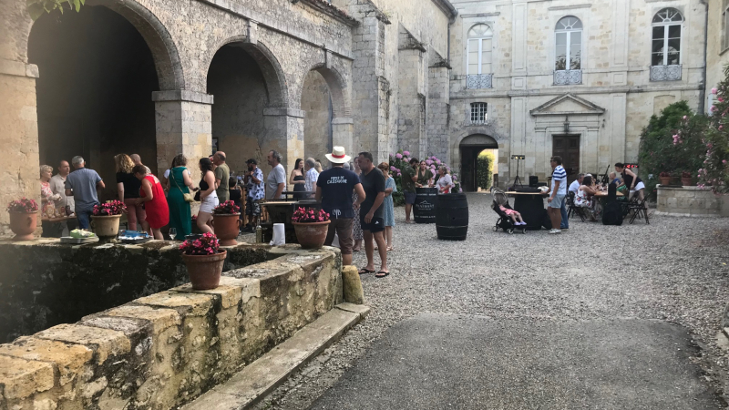 Soirée conviviale dans la cour du château pour la fête de la musique
