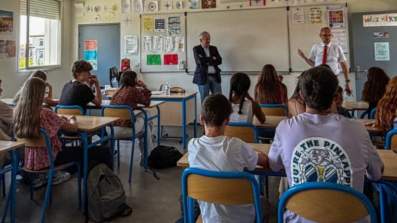 Rencontre citoyenne au collège de Miélan : le député Jean-René Cazeneuve échange avec les élèves de troisième.