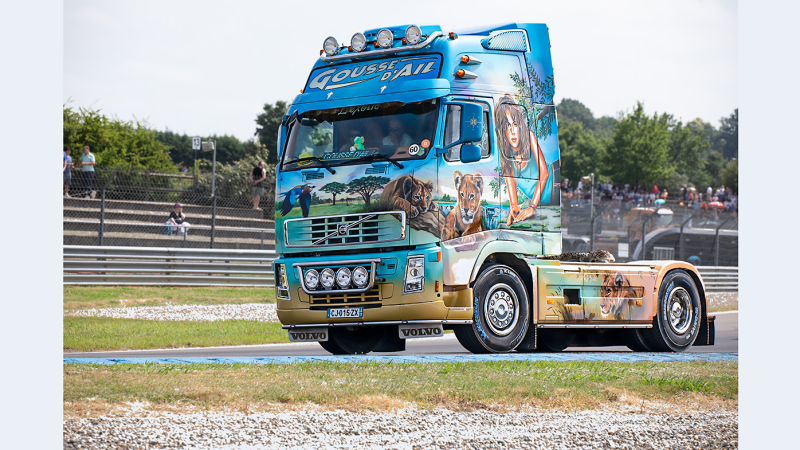 Nogaro: défilé de camions décorés comme des œuvres d'art au circuit