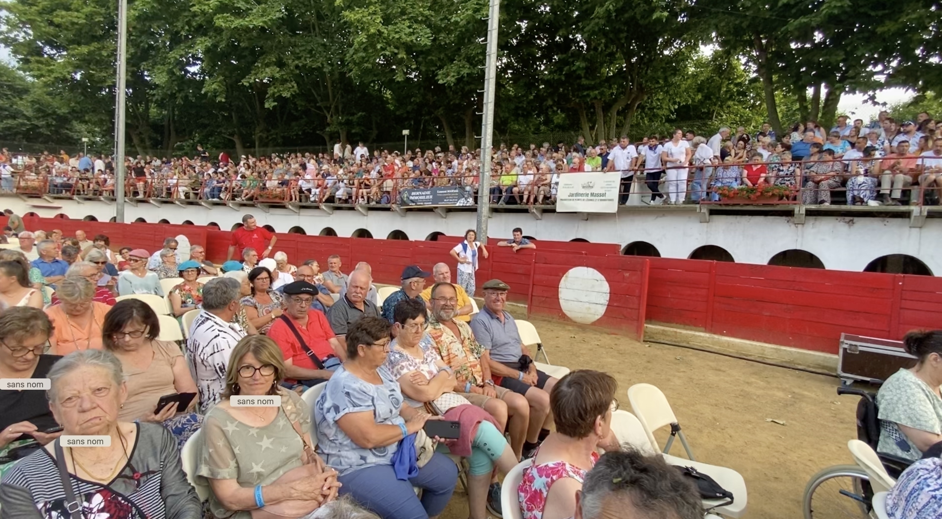 Des arènes pleines est des spectateurs qui ont vibré au son de l’orchestre Joan de Nadau.