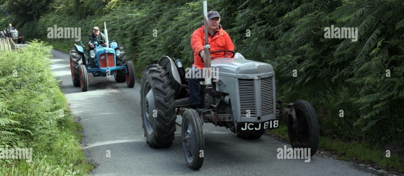 Randonnée  dans le sud du Département avec les  tracteurs anciens de l'association TECP