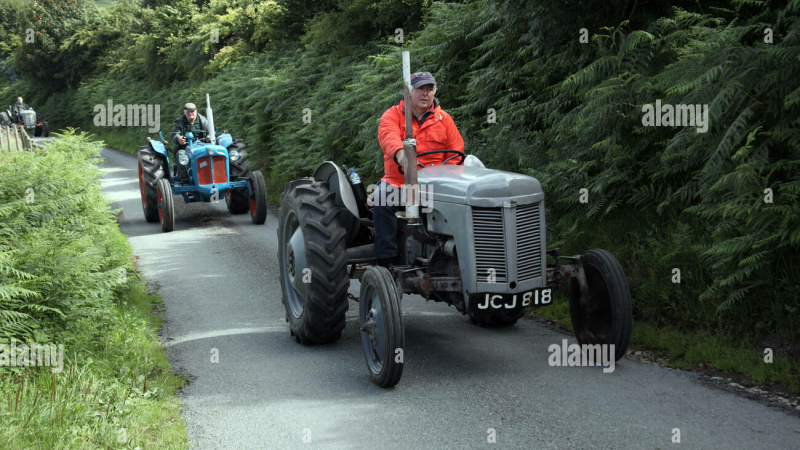 Randonnée  dans le sud du Département avec les  tracteurs anciens de l'association TECP