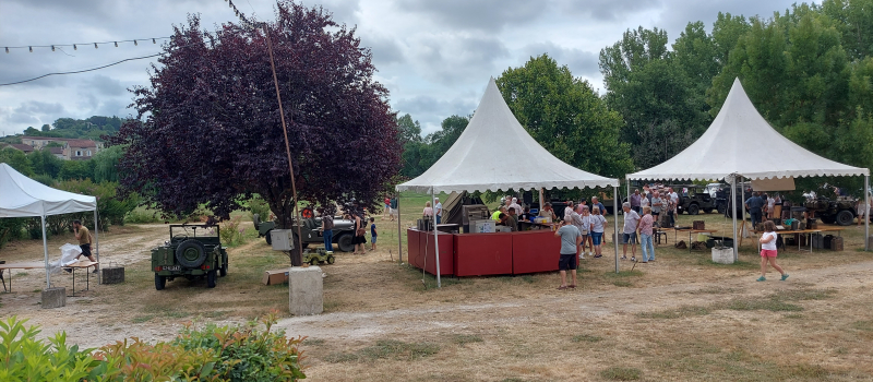 Une  garden party du 14 juillet sous le signe des véhicules d'époque réussie