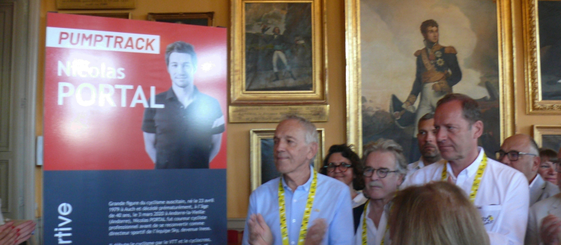 En présence du directeur de course du Tour de France, le maire d'Auch a rendu hommage à Nicolas Portal
