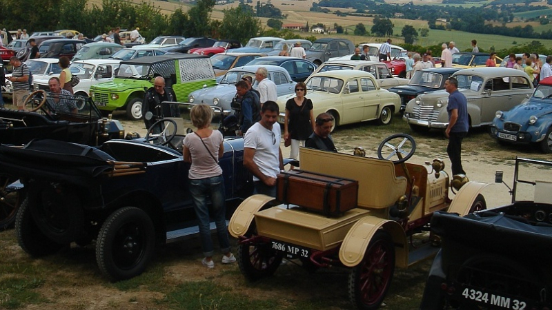 Dimanche 20 juillet sur le parking du château exposition de véhicules anciens