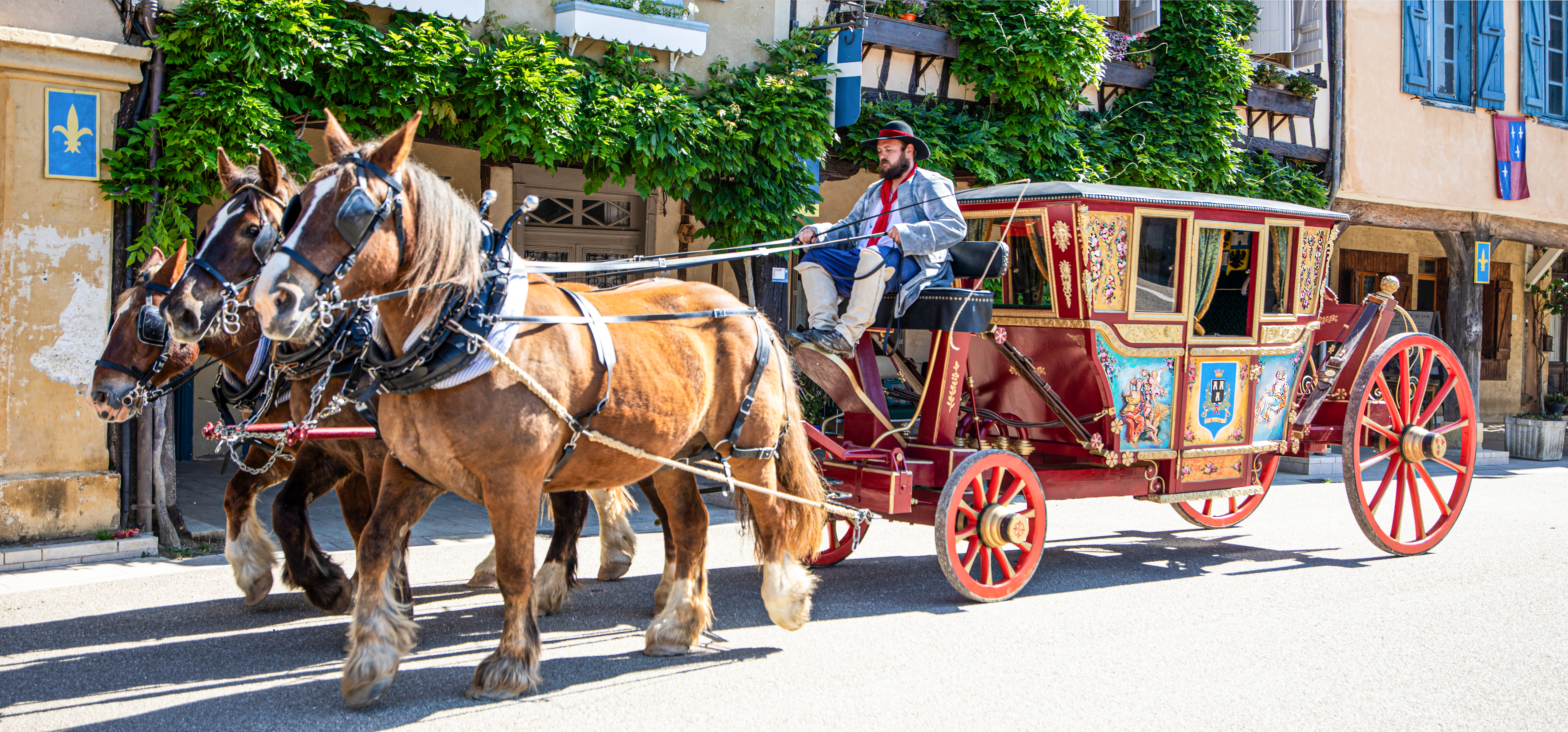 00 Arrivée du carrose sur la place de Lupiac 1 140525.jpg