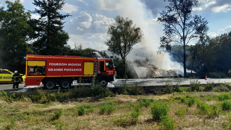 Un poids lourd en feu : le chauffeur décédé