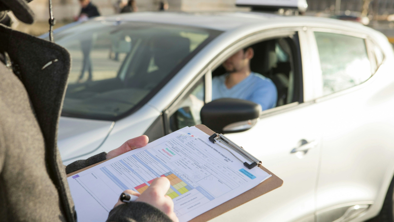Permis de conduire : François-Noël Buffet annonce 80 000 places d'examen supplémentaires d'ici fin 2025
