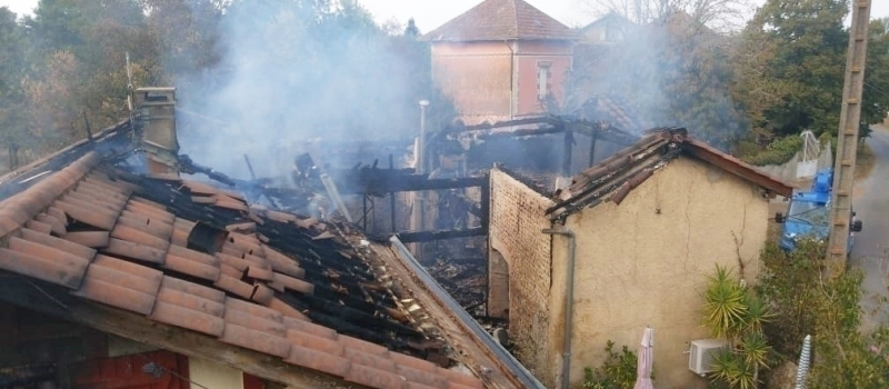 Le feu embrase une maison d'habitation