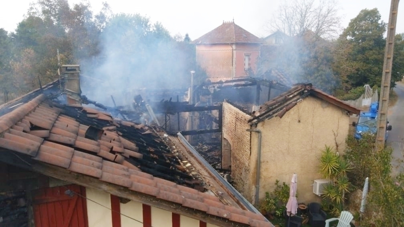Le feu embrase une maison d'habitation