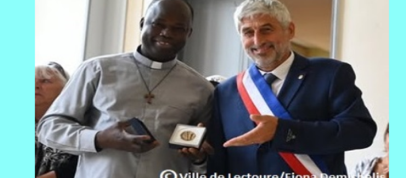 Vendredi 29 août M. le maire Xavier Ballenghien a remis la médaille de la ville de Lectoure à M. Charles Sawadogo, curé de Lectoure et Saint-Clar.