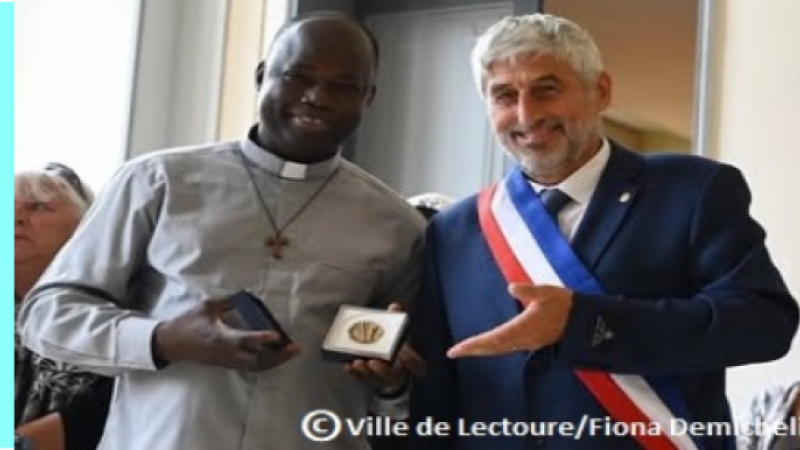 Vendredi 29 août M. le maire Xavier Ballenghien a remis la médaille de la ville de Lectoure à M. Charles Sawadogo, curé de Lectoure et Saint-Clar.