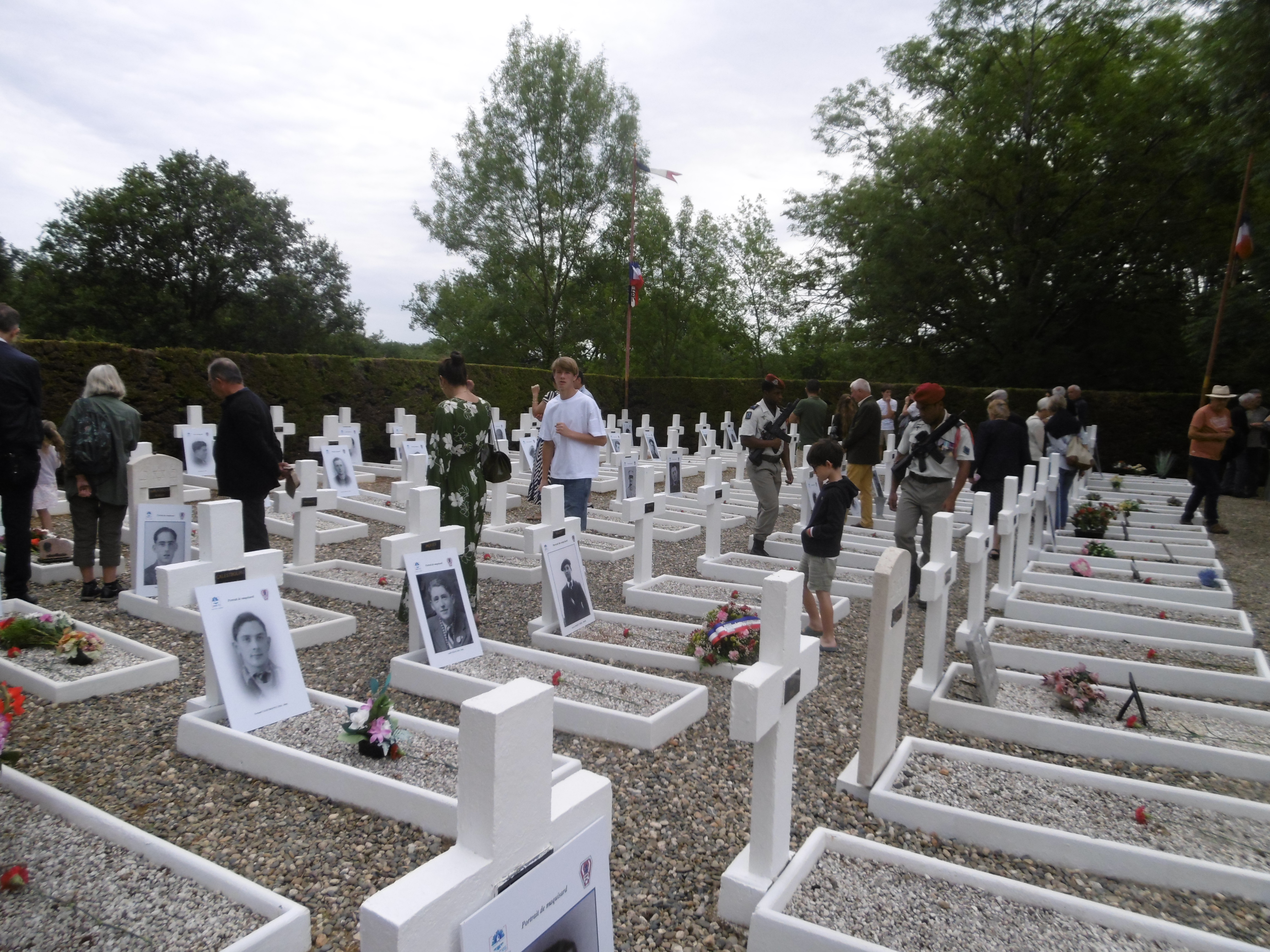 Le cimetière où reposent les martyrs du 7 juillet 1944