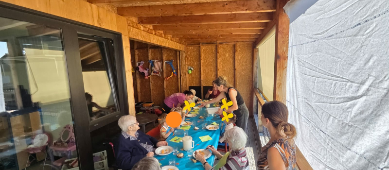 Une matinée intergénérationnelle entre les résidents de l’EHPAD et les enfants de la crèche