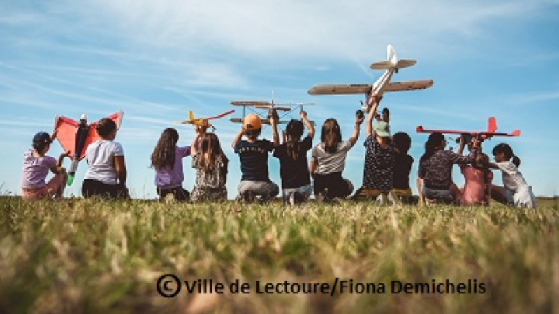 Initiation des enfants du centre de loisirs à l’aéromodélisme