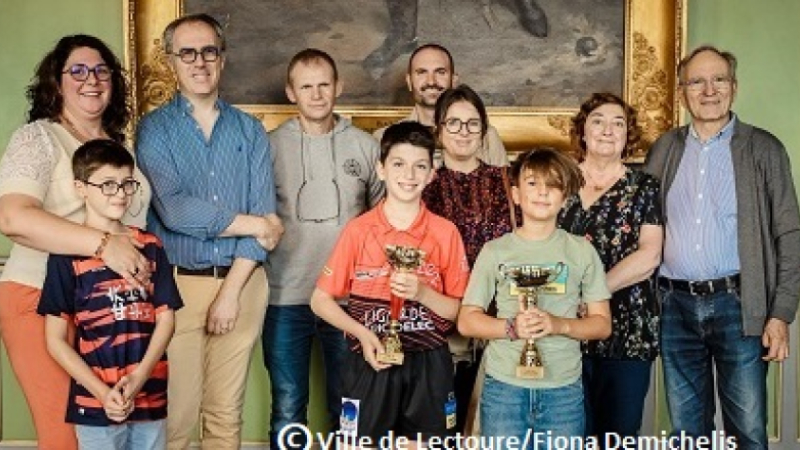 Remise des trophées de la ville de Lectoure à Élisée Bégout et Maxence Marie