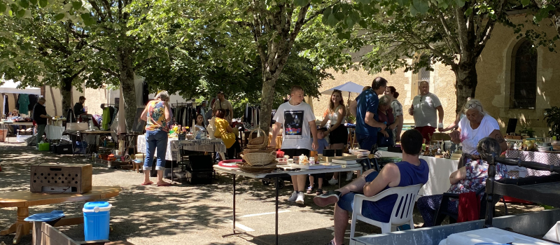 Foire aux livres et aux vieux papiers sur la place du village de Mourède