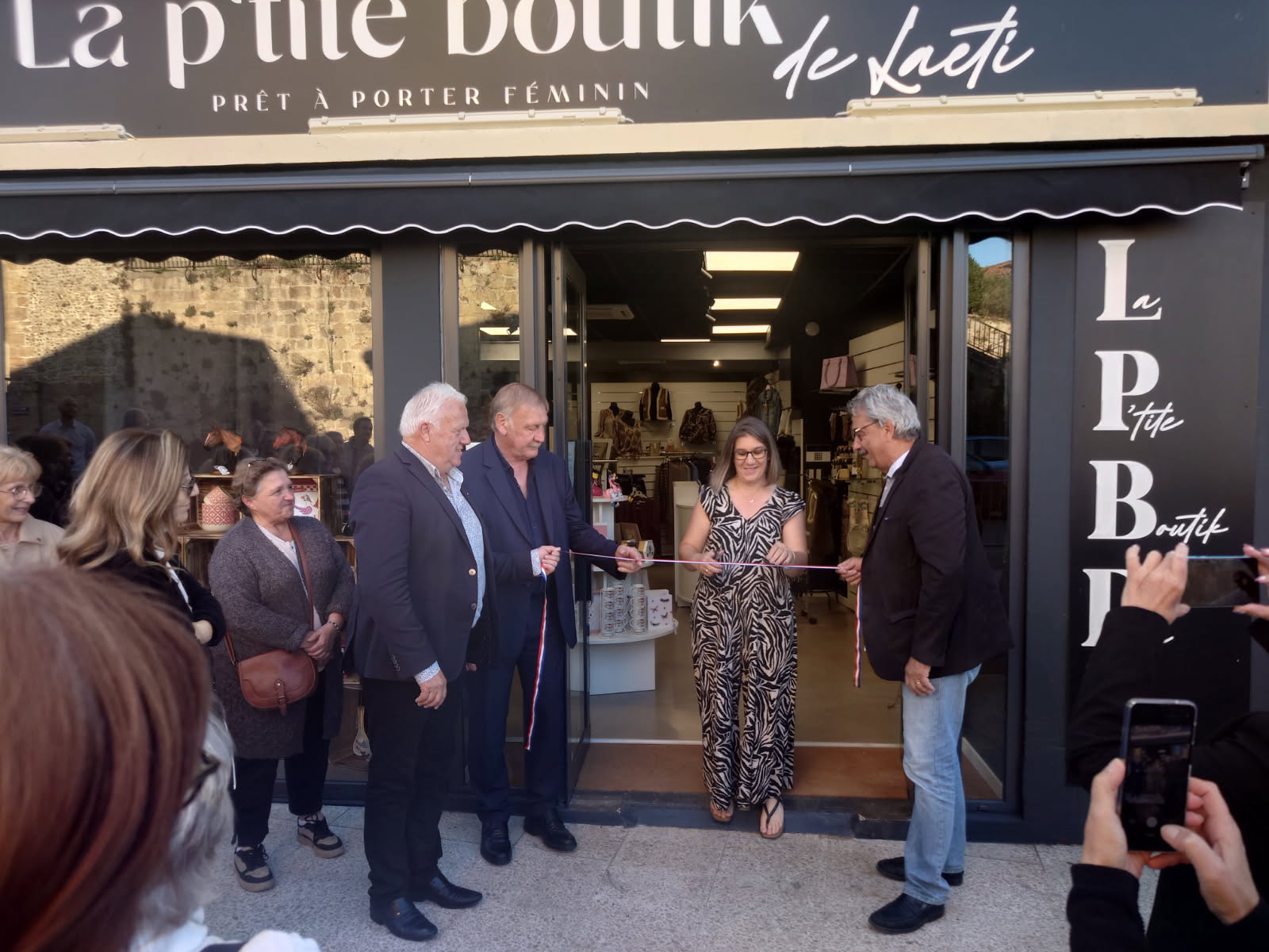 Laetitia coupe le traditionnel ruban inaugural autour des élus risclois