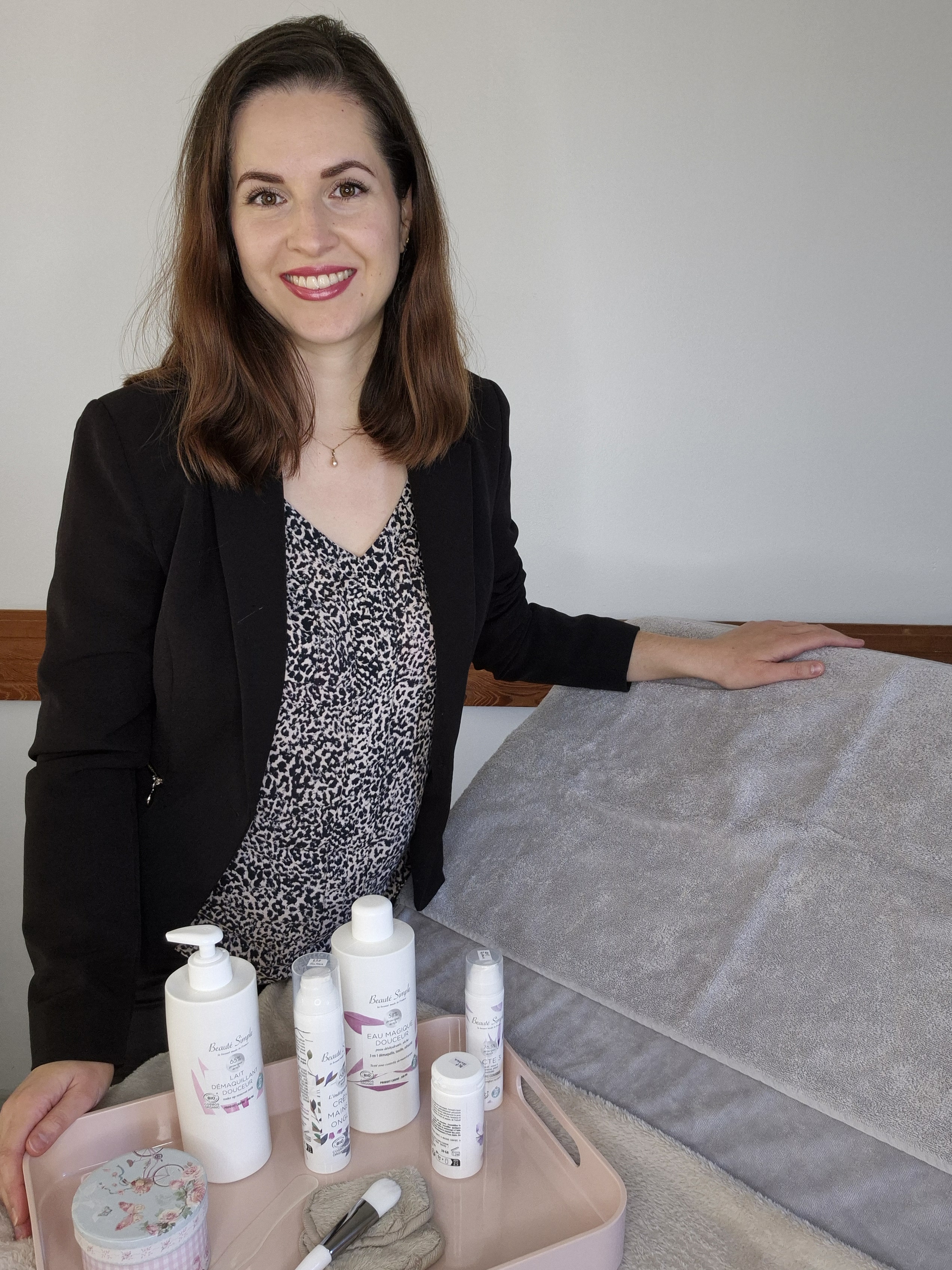 Inès, souriante et très professionnelle