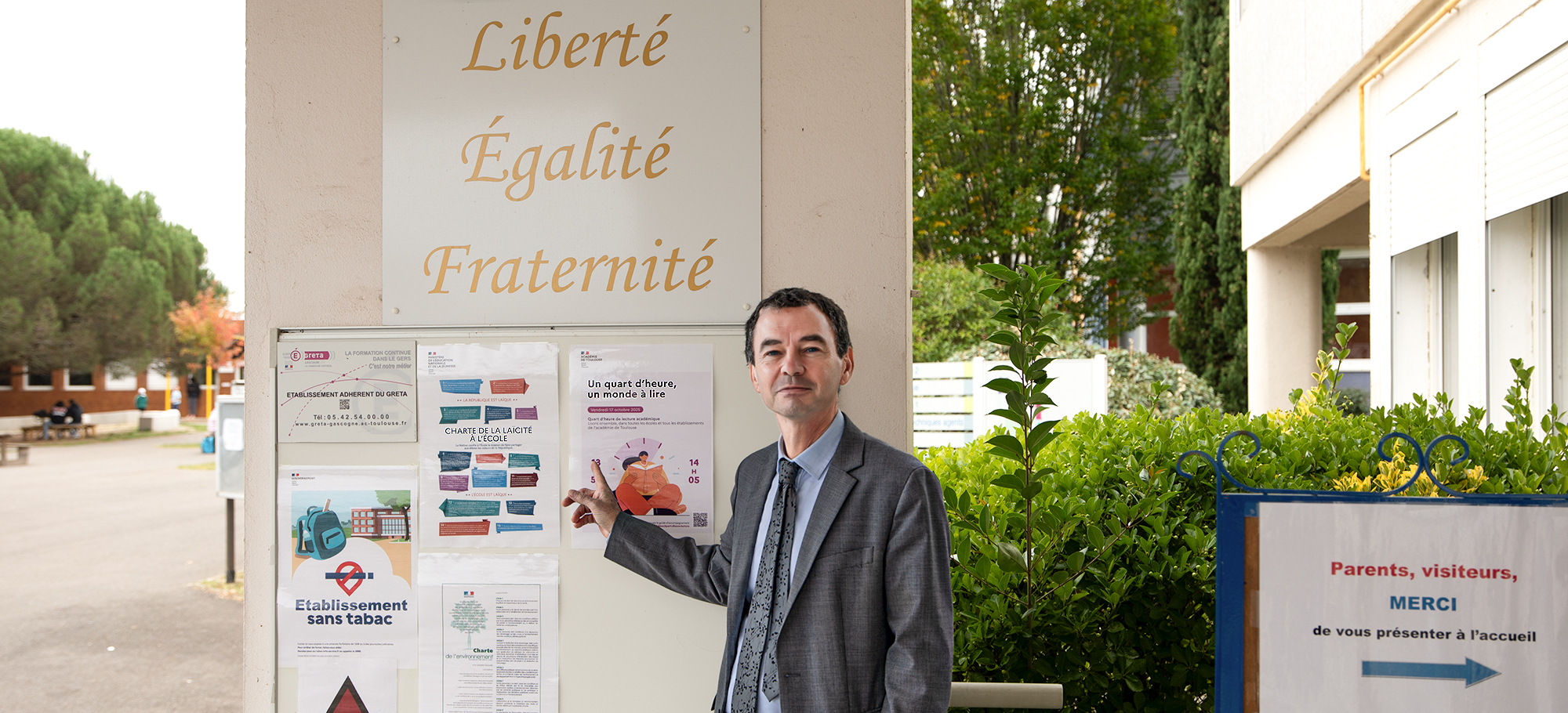 0 Le proviseur Jean Chevalier montre un  quart d'heure, un monde à lire 1bis 091025.jpg