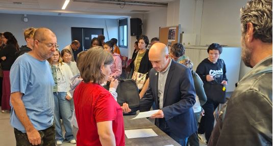 Le Conseiller Départemental, Jérôme Samalens, a remis les ordinateurs.