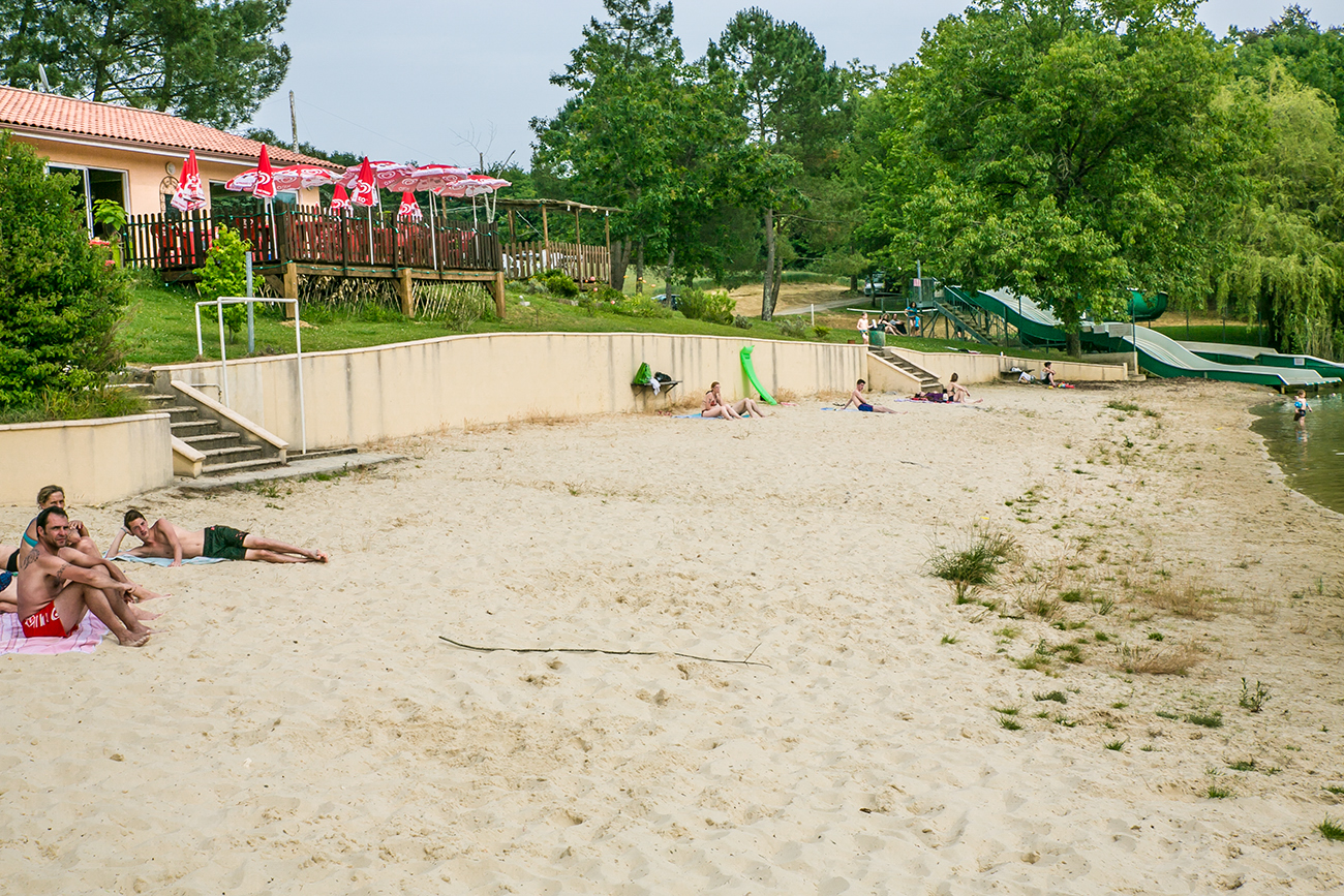 Plage d'Aignan et sa guinguette 1ter 090614.jpg