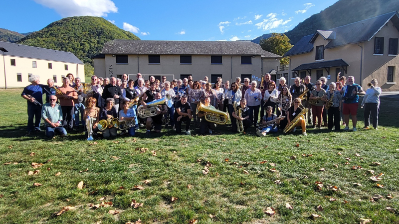Harmonie et solidarité : le Vintage Senior Orchestra célèbre Octobre Rose en musique !