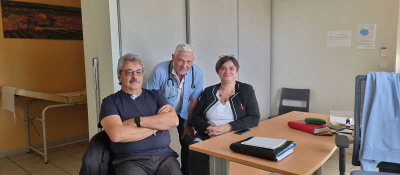 Un médecin solidaire consulte en libéral