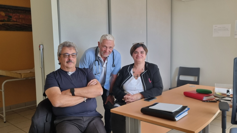 Un médecin solidaire consulte en libéral