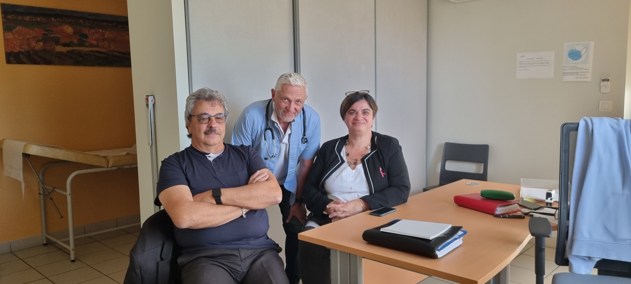 Le docteur Clark Leighton (au centre) entouré de Stéphanie Barbié (adjointe au directeur de l'ARS 32) et de Michel Petit