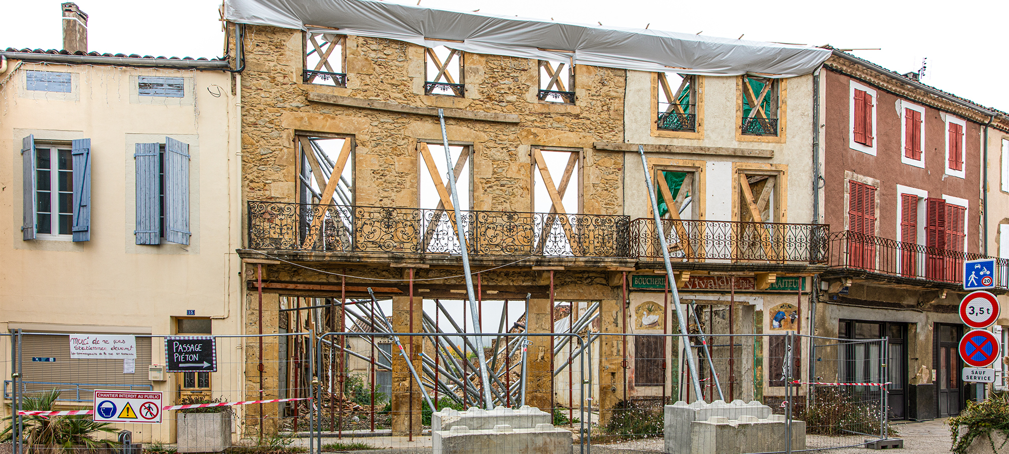 00 Le bâtiment effondré de face  1bis 141025.jpg