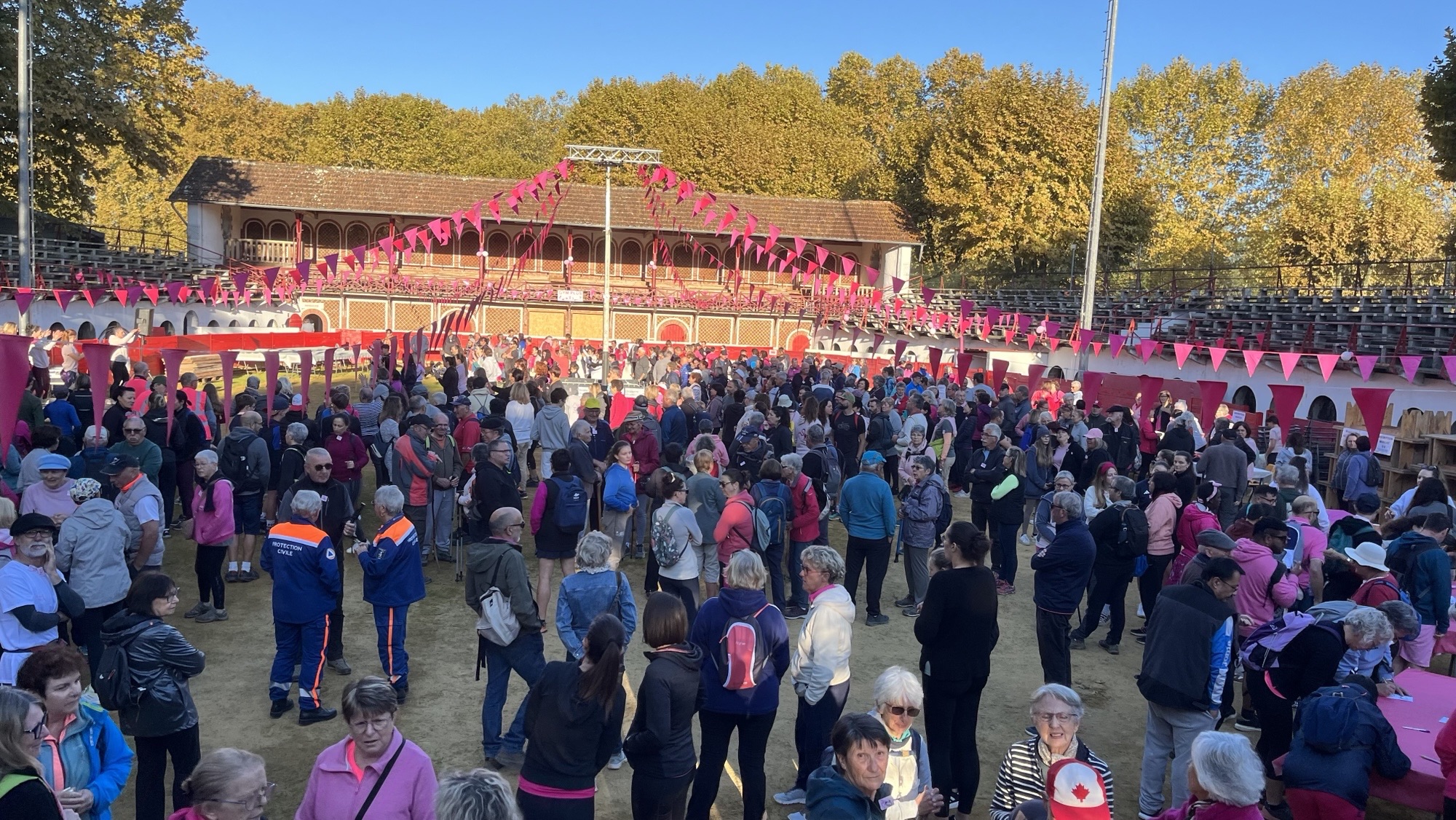 Les arènes riscloises, le rendez vous des marcheurs et sympathisants d'Octobre Rose"
