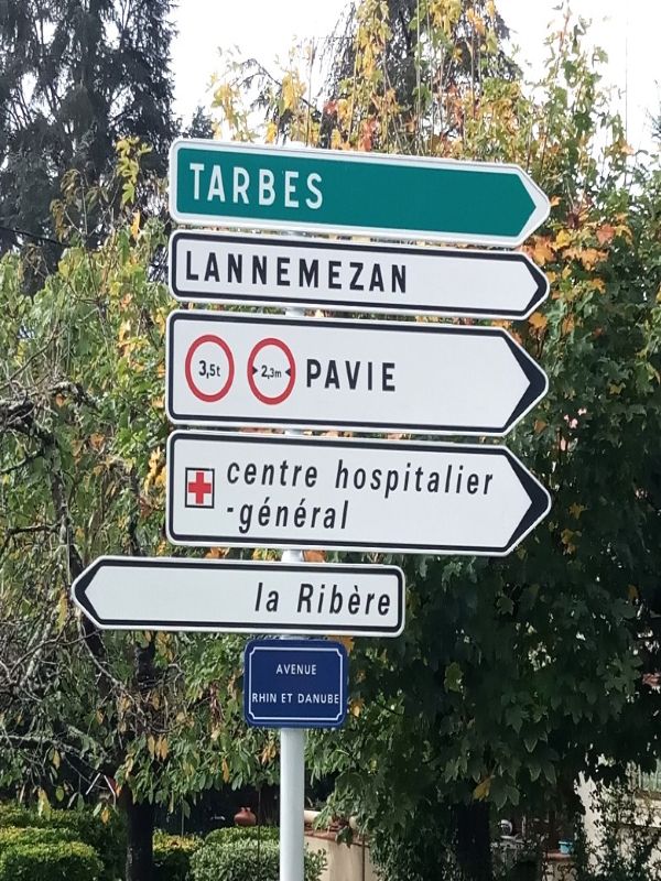 PAVIE - Signalisation accès - Av Rhin et Danube Auch 22.10.2025.jpg