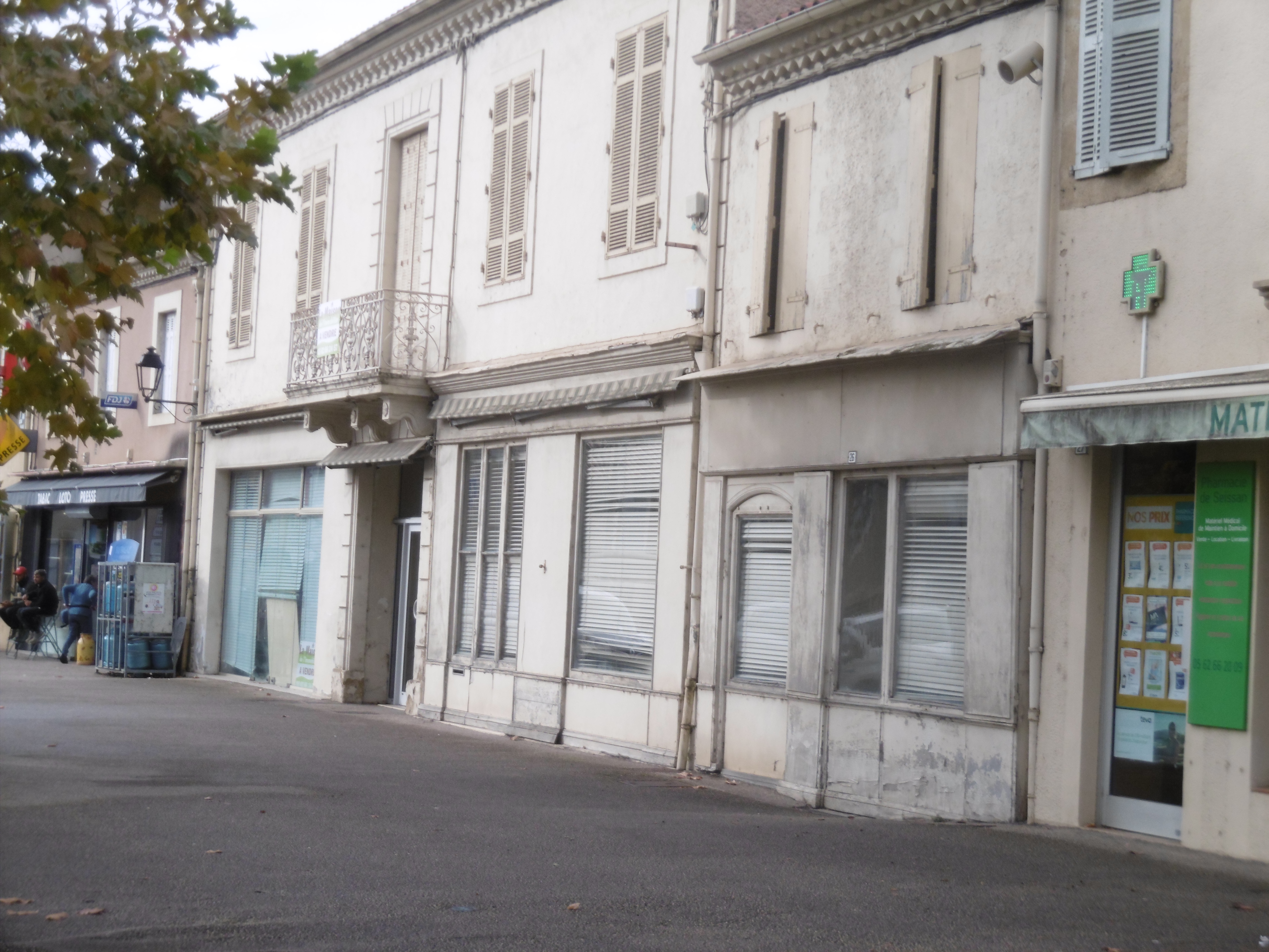 A Seissan des locaux commerciaux à vendre mais pas à louer ... Dommage!