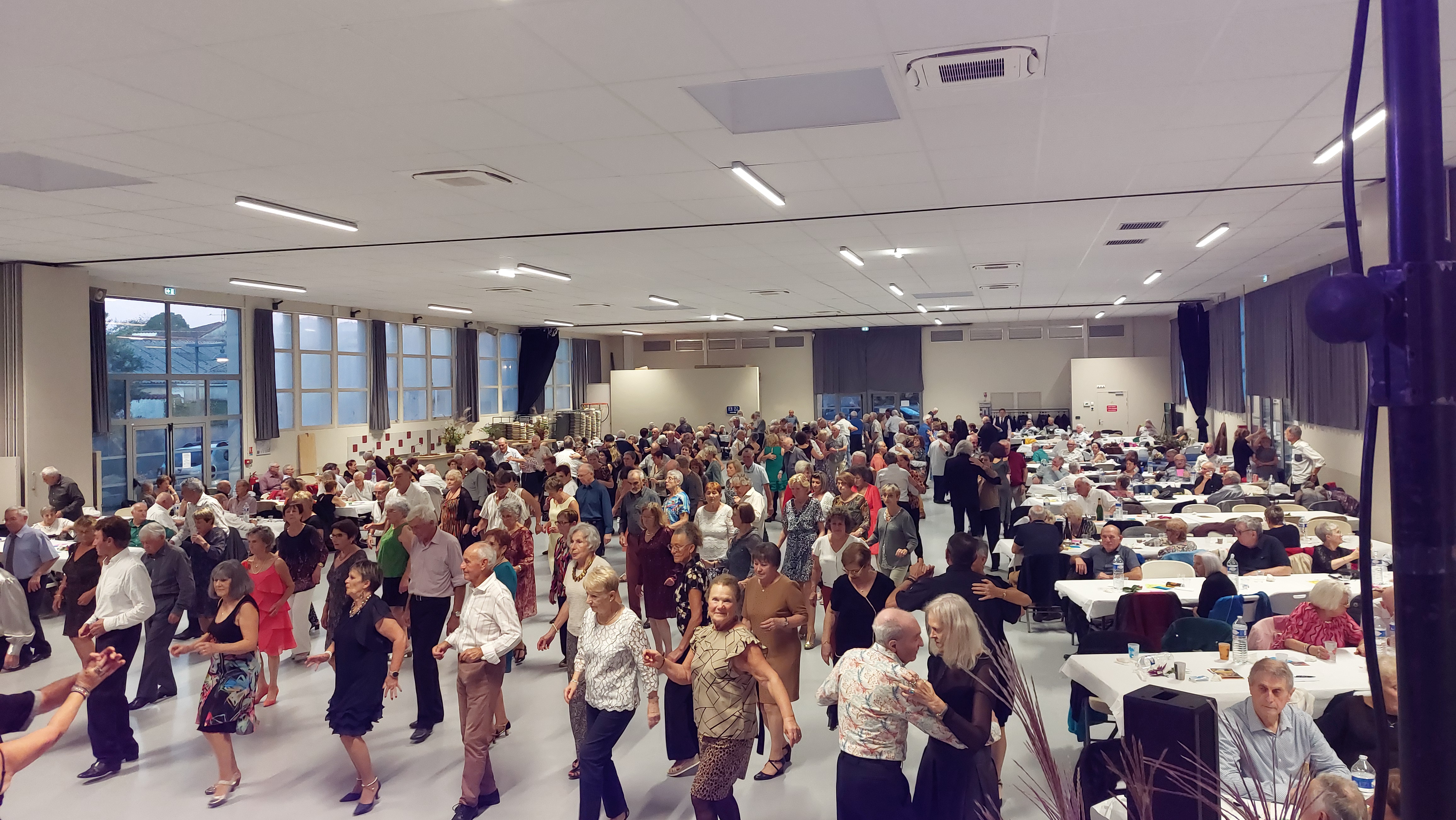 Nombreux convives dans la salle des fêtes riscloises pour ce nouveau thé dansant