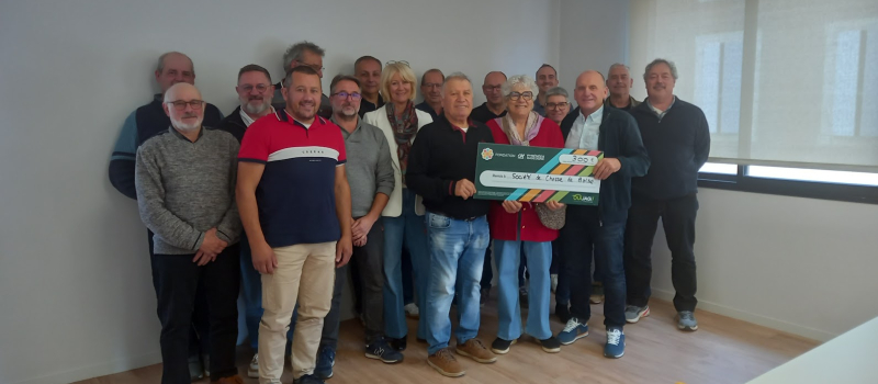 La caisse locale du Crédit Agricole remet un chèque à la société de chasse de la Baïse