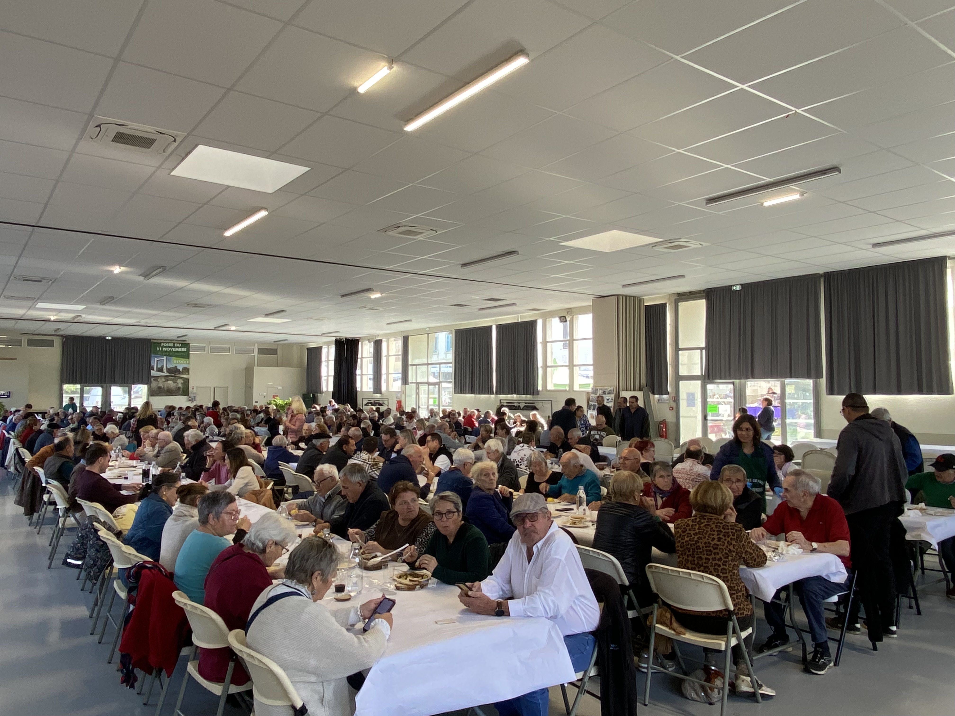Dans la halle de Riscle, les invités ont fait honneur à la traditionnelle daube