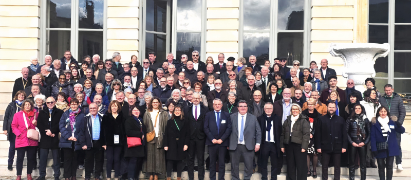 À l’Assemblée nationale, les députés Cazeneuve et Taupiac rendent hommage à l’engagement des maires.