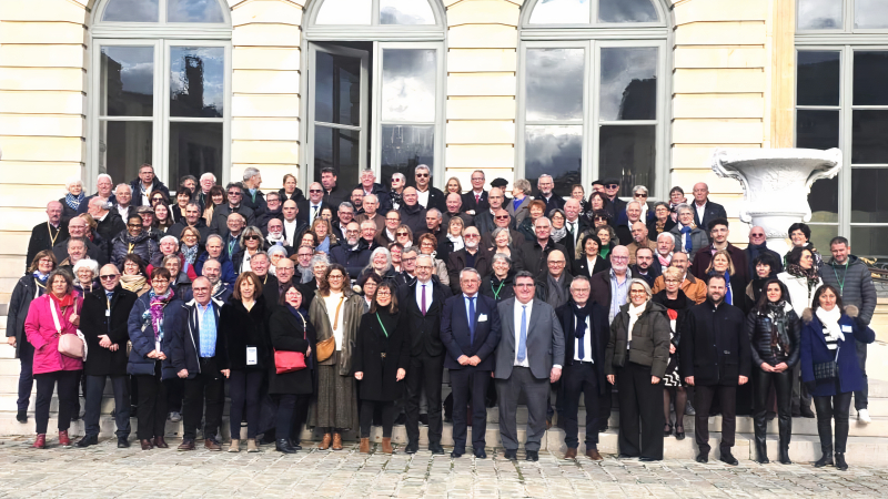 À l’Assemblée nationale, les députés Cazeneuve et Taupiac rendent hommage à l’engagement des maires.