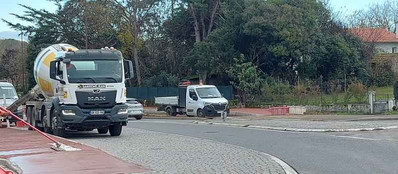 Arrêts de bus et route royale : retards dans les travaux