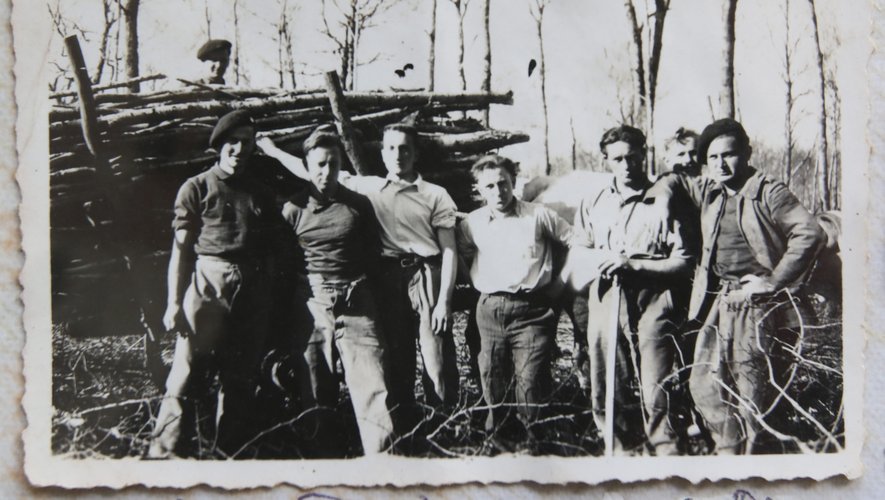 Quelques jeunes maquisards, dans la forêt de Berdoues