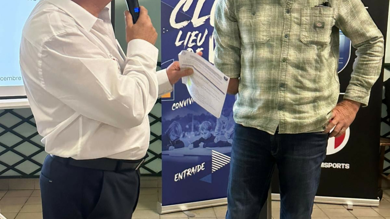 Pierre Lafforgue reçoit la médaille d’or de la Ligue : 13 ans de présidence et des décennies au service du football.