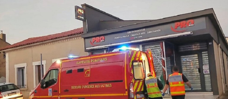 Accrochage sans  gravité entre une voiture et une mobylette