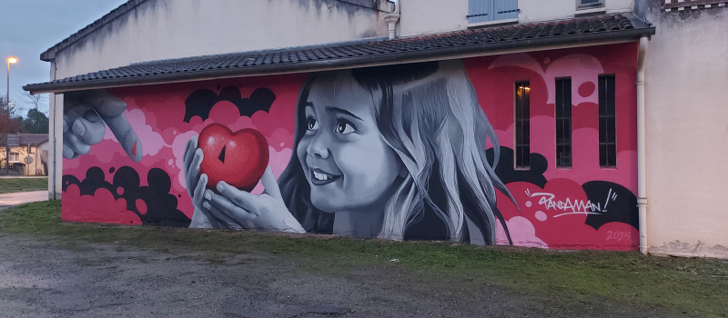 Le street artist Pandaman offre à la ville une magnifique fresque